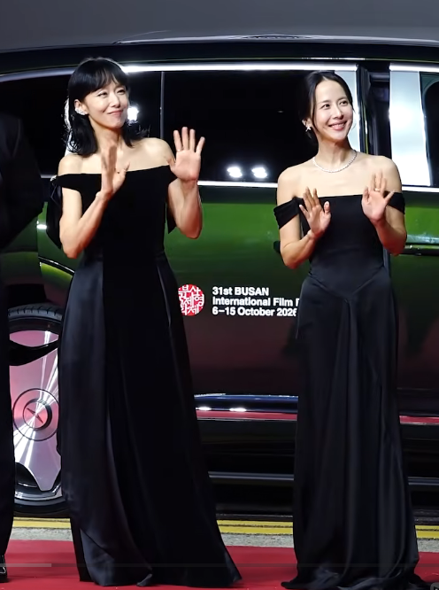 “8살 차이 맞아?” 전도연 조여정 나란히 서니 놀라운 패션스타일