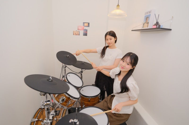오늘은뮤직 오산점 드럼 레슨실에 놓인 드럼 세트