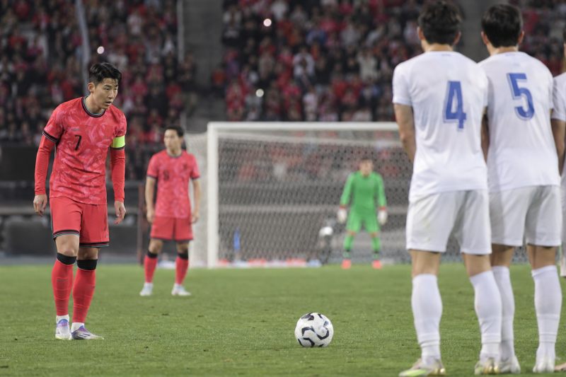 손흥민 프리킥·오세훈 헤더 폭발…한국, 우즈베키스탄에 2-0 리드