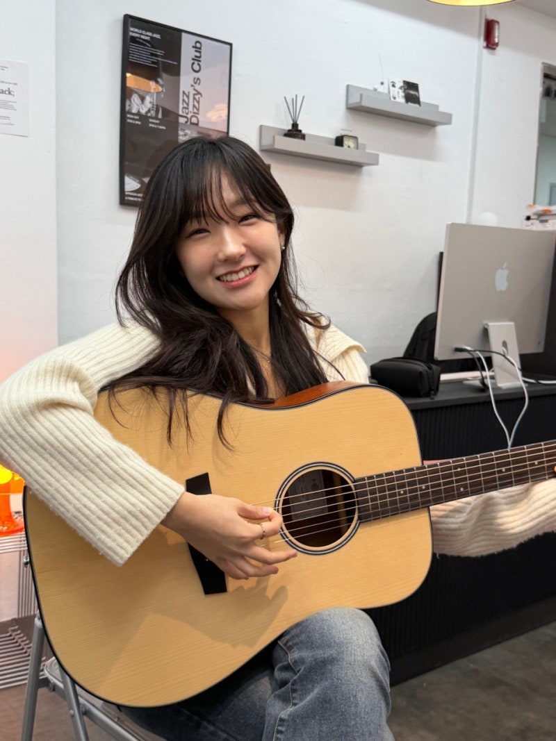 오늘은뮤직 성수건대점 기타 레슨실에 놓인 기타