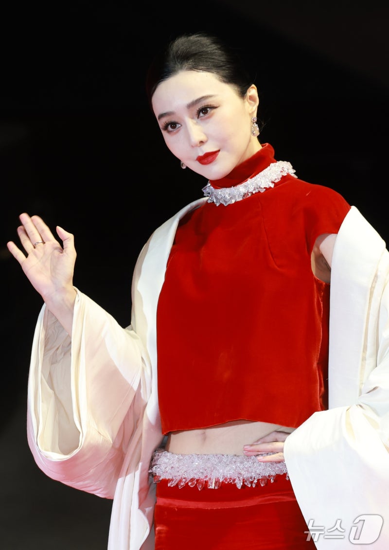 전도연 조여정 블랙 오프숄더, 제31회 부산국제영화제 레드카펫 화려한 귀환