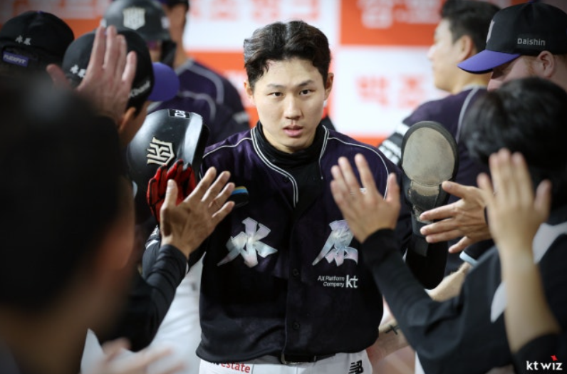 두 명 다 물러설 생각 없다…KBO 최초 기록 뒤에도 경쟁은 계속