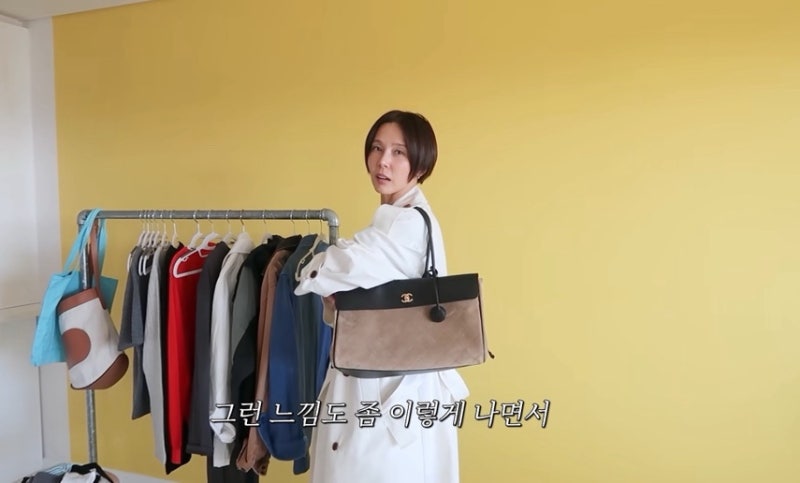 뻔한 라운드 니트는 그만! 옷잘알 김나영의 환절기 가을 패션 '딥 브이넥+실버' 코디 공식