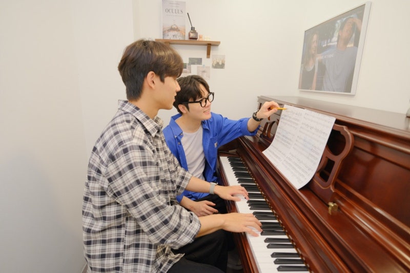 오늘은뮤직 오산점 피아노 강사가 코드 반주를 시범 보이는 모습