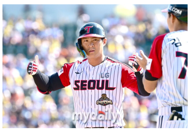 [KBO]"한 달은 쉬어야 하는데 대타로 뛴다고?" 오지환의 미친 투혼에 염경엽 감독이 내린 충격 ....