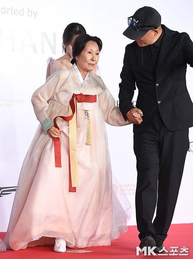 김혜자, 부산국제영화제 레드카펫 등장…기침·부축받는 모습에 걱정｜‘여전히 찬란하게’....