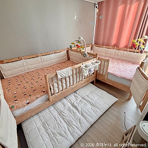 5개월 쌍둥이 아기방 꾸미기 원목 슈퍼싱글 침대 2개와 침대 꾸미기