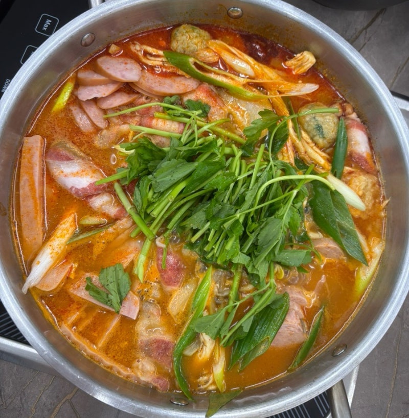 [수원 부대찌개 맛집] 햄 종류가 이렇게 많다고? 미나리 왕창에 밥무한으로 - 한끼부대찌개
