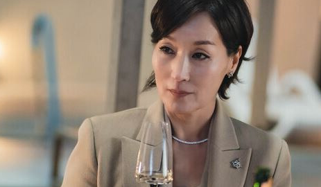 이혜영 공항패션 왜 이렇게 멋있지? 480만원 가죽 재킷보다 눈에 띈 건 ‘비율’