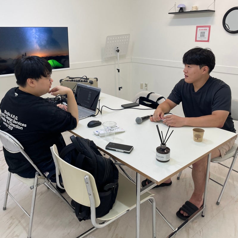 오늘은뮤직 창원점 보컬 레슨, 마이크 앞에서 발성 연습을 하는 수강생