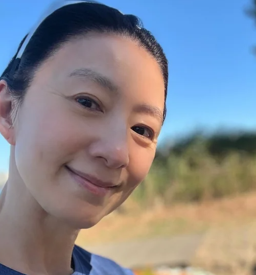 “주름 때문에 난리였는데” 김희애, 귀국 후 민낯 셀카 공개한 이유