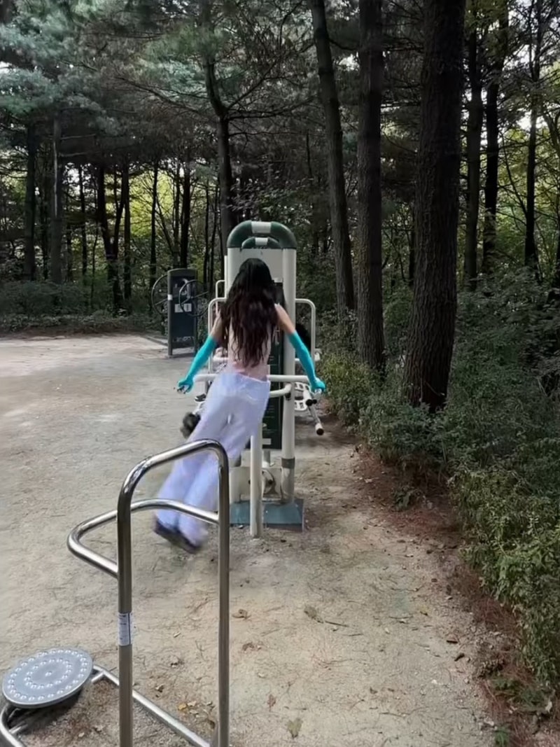 장원영, 산스장에서 운동하고 벤치에서 책 읽더니… 낮잠까지…