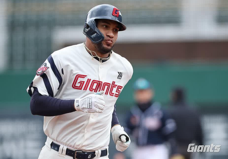 롯데 레이예스, KBO 최초 개인 통산 두 번째 200안타 달성~새 역사를 썼다!