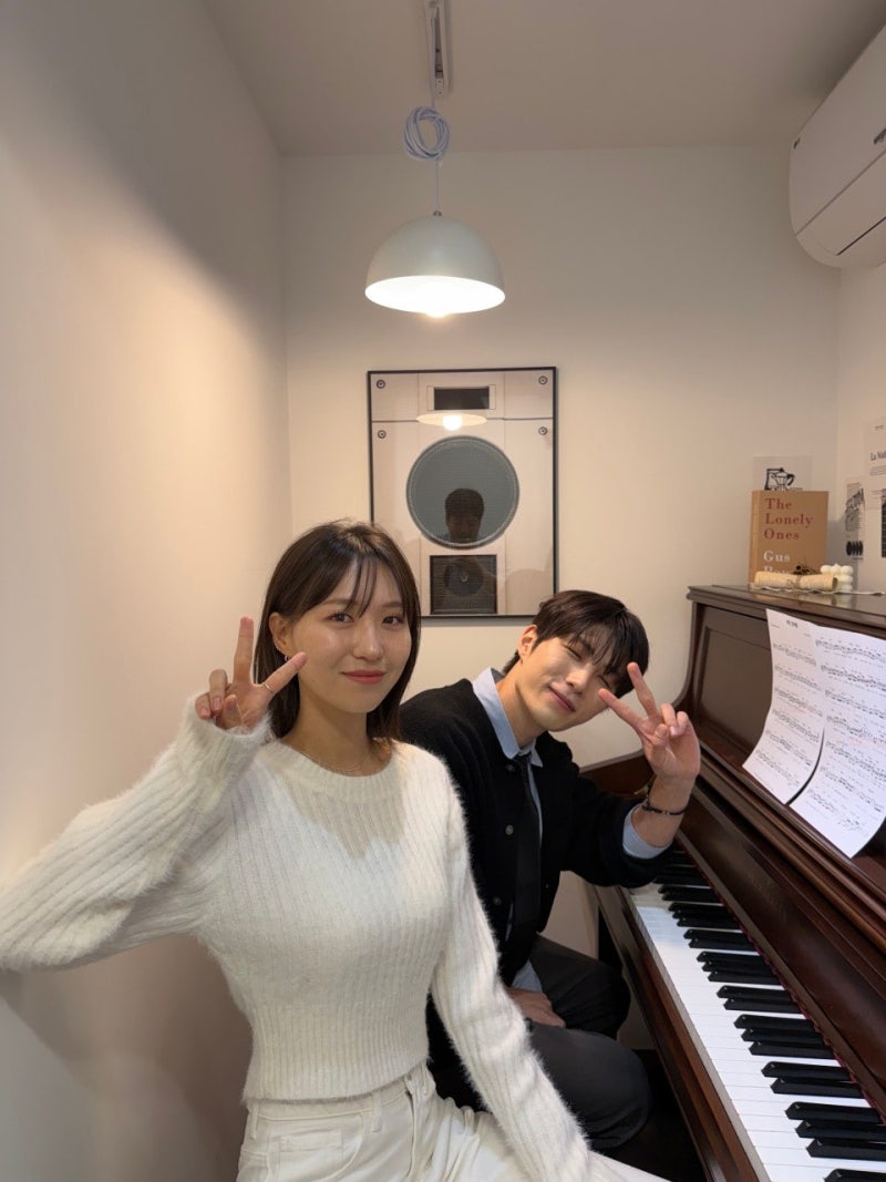 오늘은뮤직 성수건대점 성인 피아노 레슨, 건반 앞에 앉아 연주하는 수강생