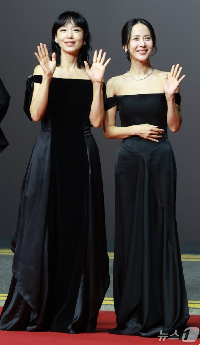 전도연·조여정 블랙 오프숄더부터 김혜자 한복까지 … 개막식 별들의 드레스 BIFF 현장 사진