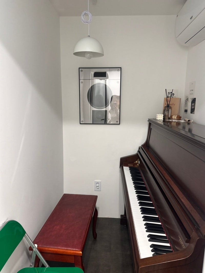오늘은뮤직 성수건대점 라운지 공간
