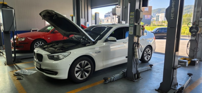 BMW 5GT N54 엔진 헤드커버 누유, 가스켓 교환으로 깔끔하게 정비했습니다.