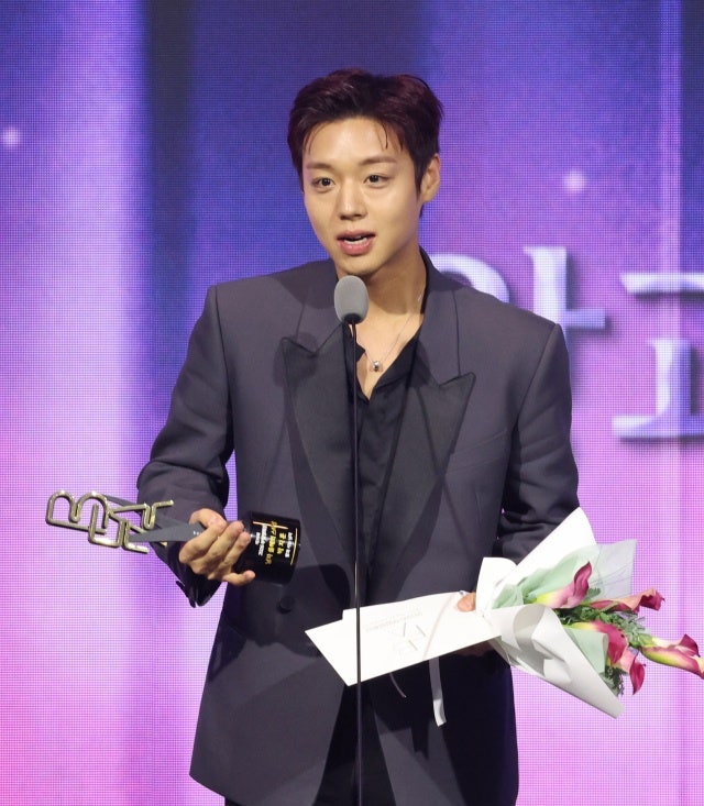 "팬들께 영광을 돌리고 싶다"… 박지훈, 제35회 부일영화상 올해의 스타상 당당히 거머쥐었다