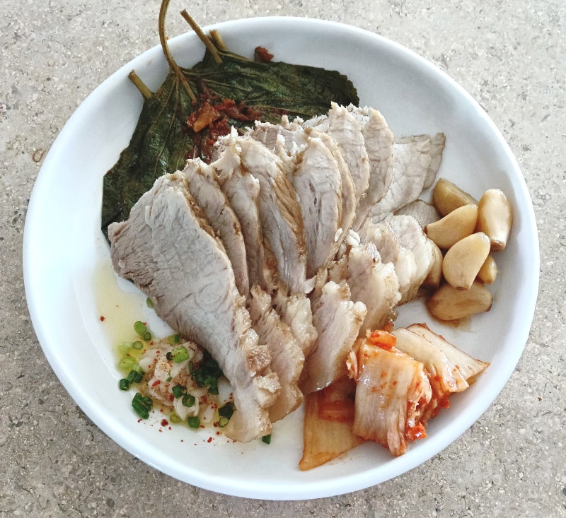 돼지고기 수육 요리 양파즙 돼지 앞다리살 수육 백반 맛있게 삶는 법 시간