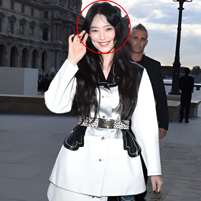 김우빈과 결혼 후 전한 파리 근황…신민아, 시크하게 입어도 러블리 블랙 앤 화이트 패션