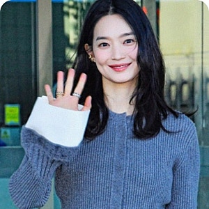 신민아 재혼황후 파리행 청바지 나비에 포착