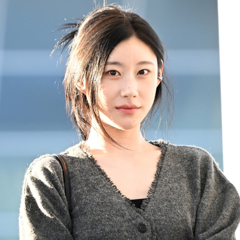 채령 옷태가 남다른 공항패션, 이 가디건이 10만원대라고?