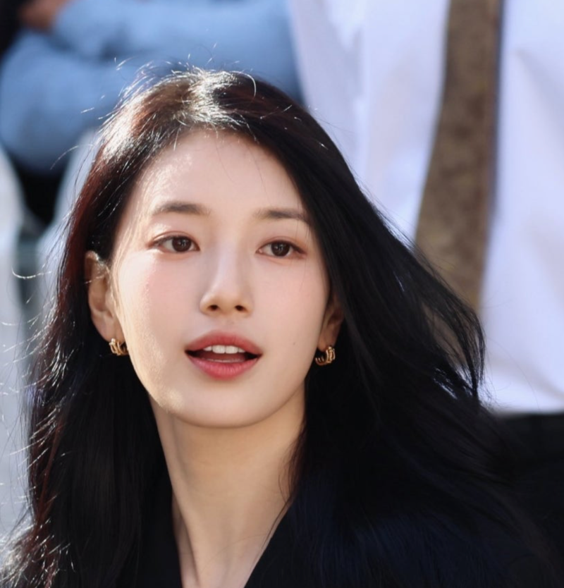"예쁜 수지에게 왜 이런 옷을?" 파리서 공개된 셀린느 패션