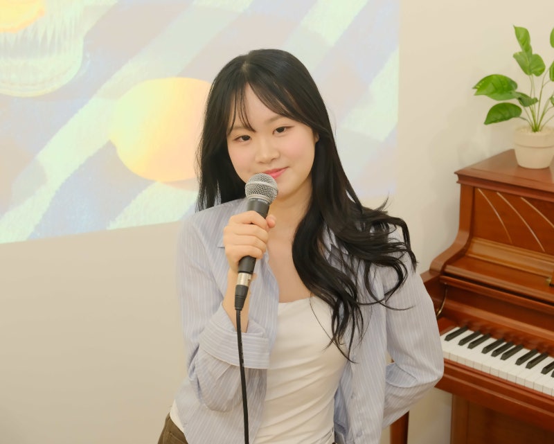 오늘은뮤직 오산점 보컬 레슨실에서 마이크 앞에 선 수강생