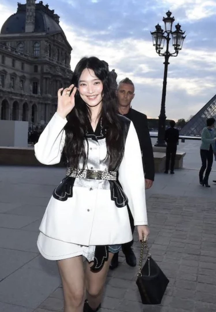 42세 신민아, 파리 루이비통 쇼장에 들어서자 군중이 술렁인 이유