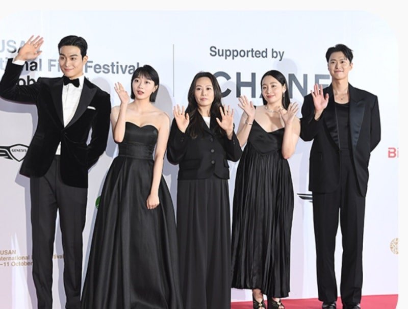 2026 부산국제영화제 개막식 레드카펫 하이라이트! 눈부신 톱스타 드레스&턱시도 패션 현장