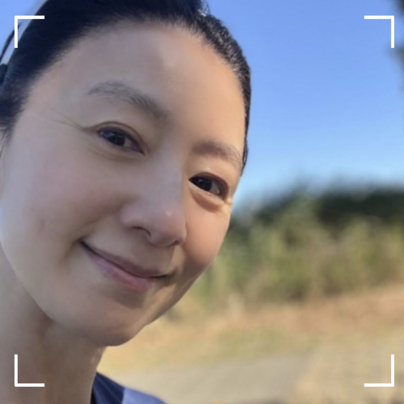 초근접 영상에 주름 그대로 찍힌 김희애… 이틀 뒤 공개한 59세의 아침 일상