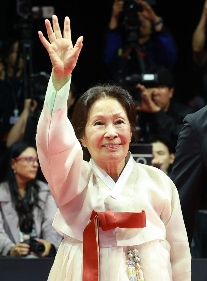 "국민 엄마 아프신가요?" 배우 김혜자 나이와 신작 영화 '여전히 찬란하게' 정보, 건강이상설 ....
