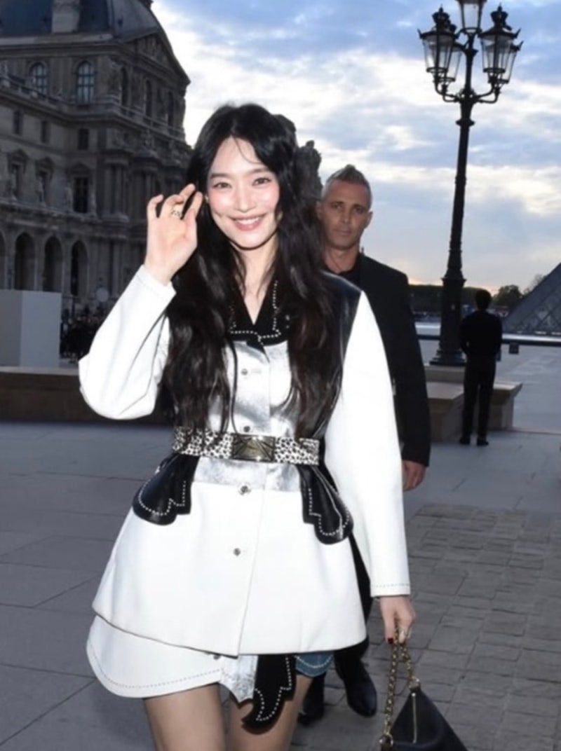 ‘42세 신민아’가 파리에서 보여준 흑백룩.. 딱 1가지 더했는데 분위기가 달라졌다
