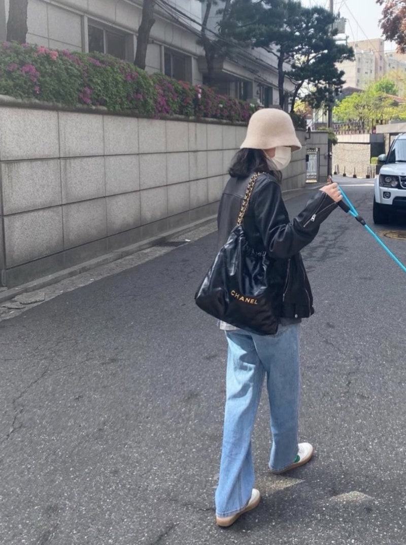 샤넬백과 운동화 매치로 보는 김고은 반전패션 포인트는???
