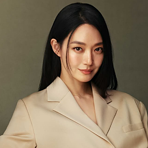 “42세 맞아?” 신민아, 파리서 포착된 모습…김우빈도 반할 ‘황후’ 비주얼