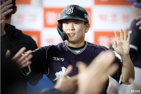 4안타 몰아친 KT 9번...정규시즌 1위팀이 무서운 또 다른 이유