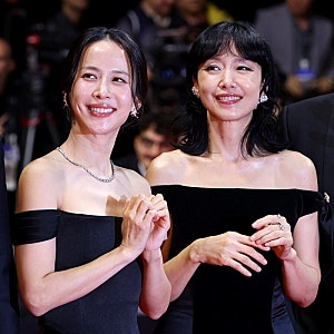 부산국제영화제 오프숄더의 여왕은? 전도연 VS 조여정 블랙 드레스 대결