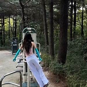 장원영, 민트 팔토시 청담 공원 포착 운동기구부터 낮잠까지 걸 히어로의 하루