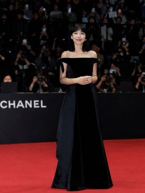 전도연·김민하·김도연, 나란히 ‘블랙 샤넬 드레스’…누가 가장 우아했나? 부산국제영화....