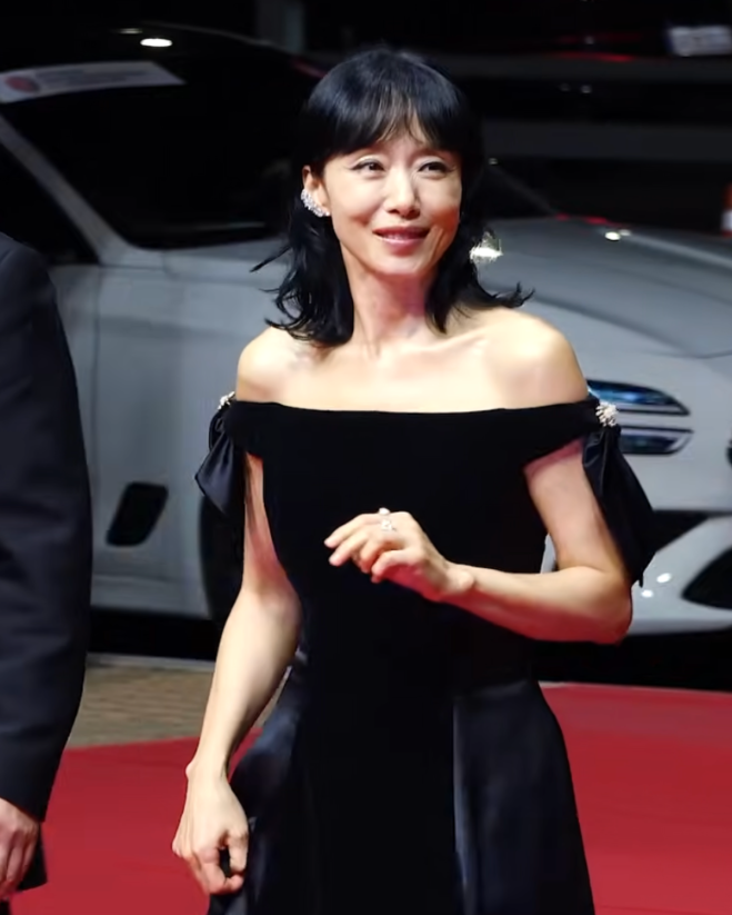 “블랙 드레스는 뻔할 줄 알았는데” 하더니 실루엣 살린 전도연 샤넬 착장