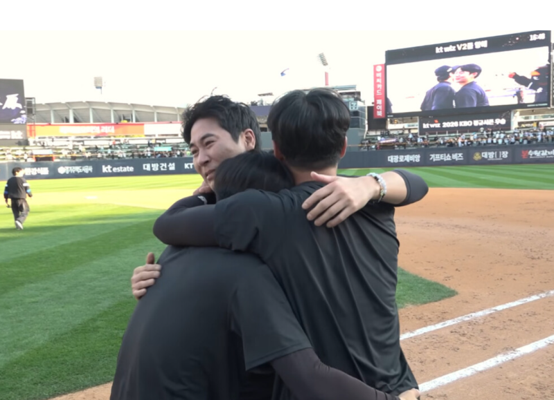 "무릎 꿇고 울 만했네" KT 우규민, 51경기 버텨 24년 만의 첫 1위