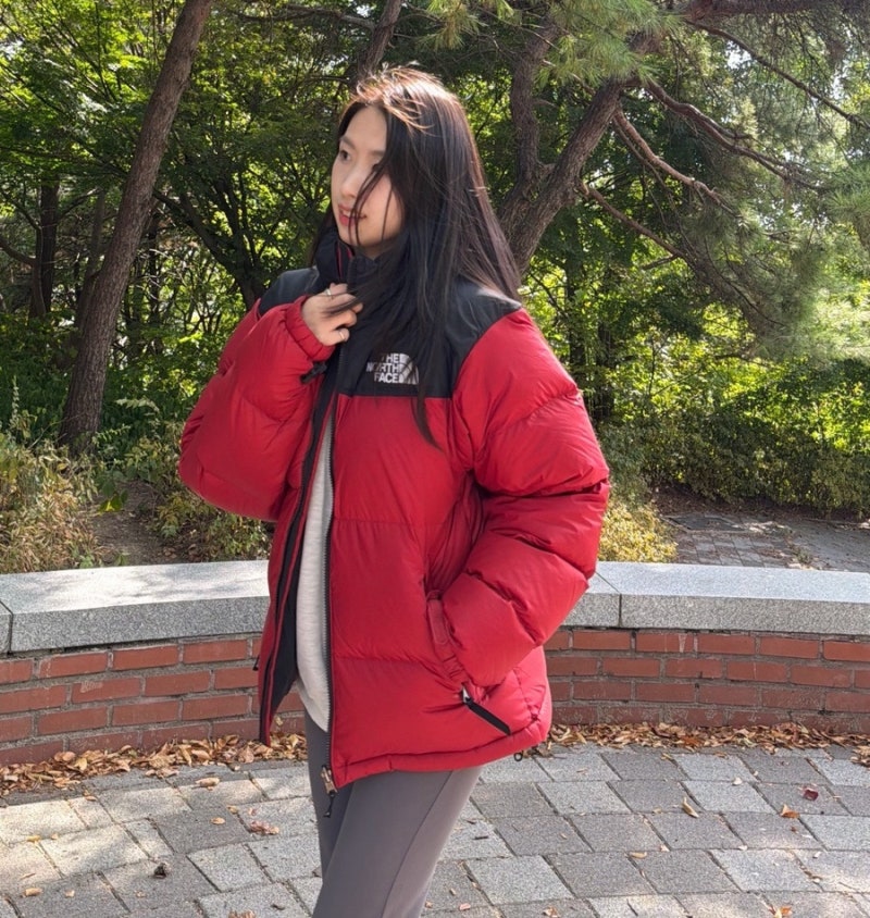 노스페이스 1996 눕시 레트로 자켓 레드로 연출한 패딩 데일리 아우터 코디, 여성 사이즈 팁
