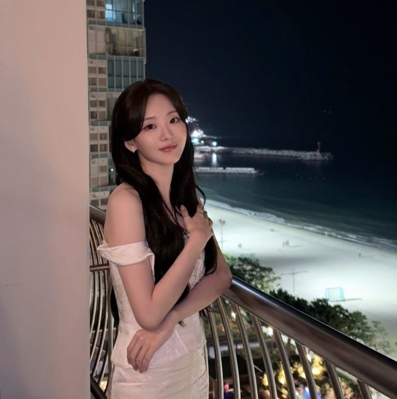 공주처럼 등장하더니…차창에 얼굴 빼꼼, 조이현 퇴근 사진이 더 반칙