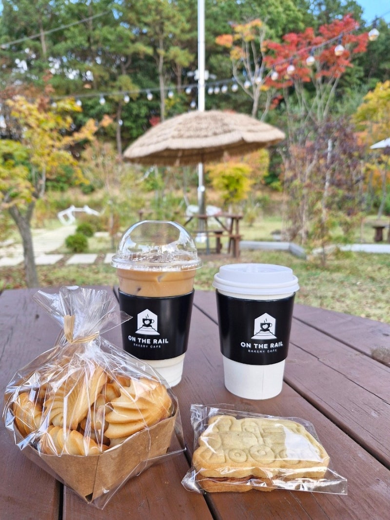 가을 감성 물씬 야외 정원이 예쁜 파주 심야 카페 온더레일
