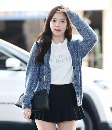 “지수 공항룩은 힘을 뺐는데 더 눈에 들어오네” 디올 보우백과 블루 가디건
