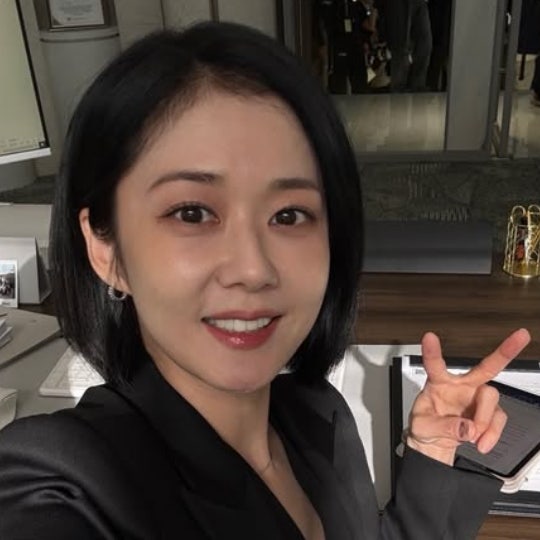 “정말 40대 맞아?” 20대처럼 보이는 장나라, 알고 보니 더 젊은 ‘마음 습관’ 5가지
