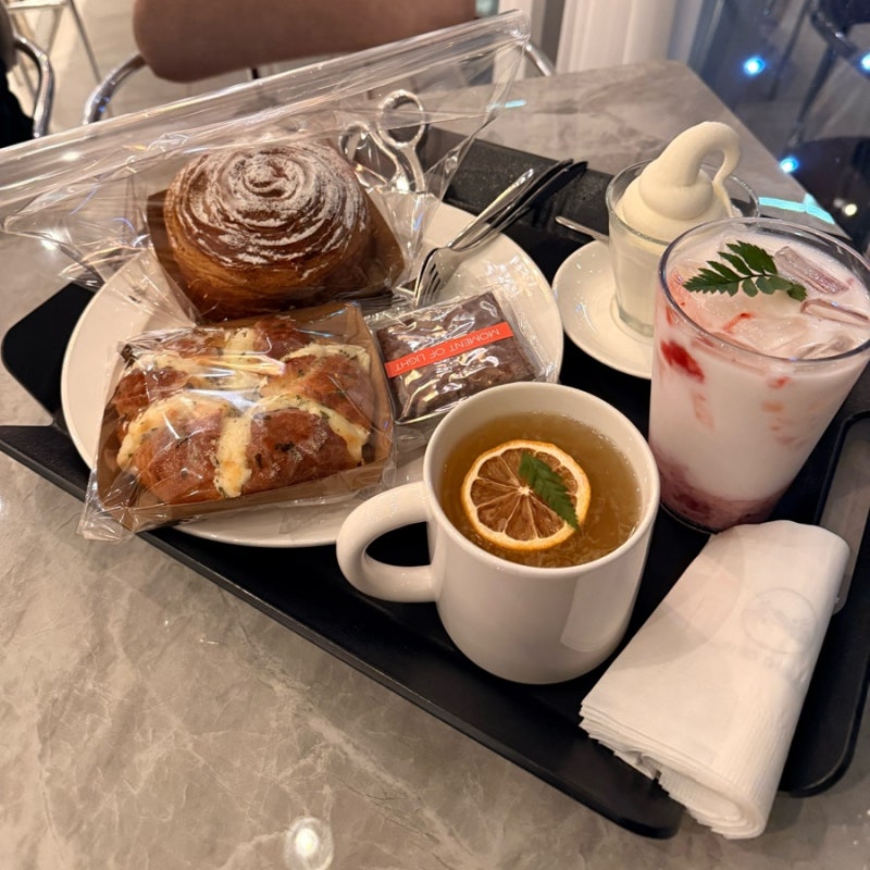 명지 대형 카페 엠오엘 화려한 외관에 빵까지 맛있는 부산 강서구 카페