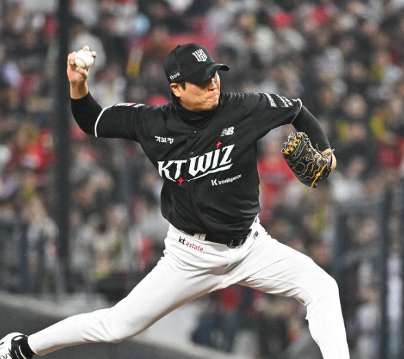 "41세가 무너졌다" KT 우규민, 우승 순간 주저앉아 오열한 이유는? 기록보다 더 뜨거운 첫 왕좌....