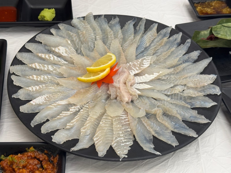 포항 흥해 맛집추천 / 푸짐한 밑반찬과 편백찜이 나오는 신선한 회 맛집 @흥해시장22번횟집
