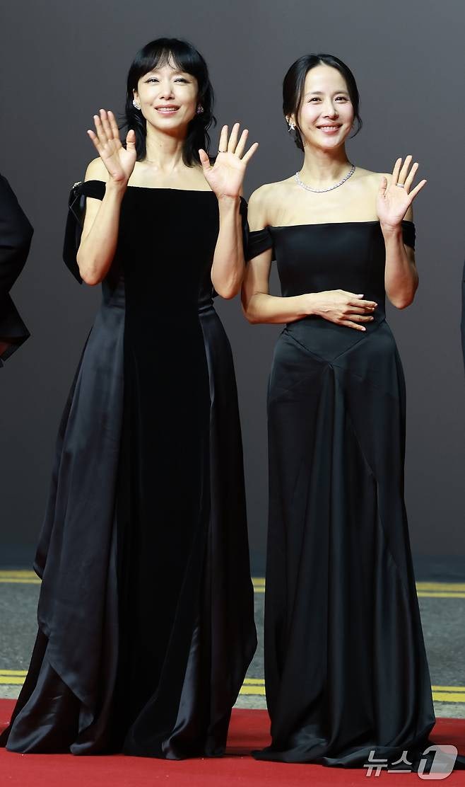 전도연·조여정 나란히 블랙 오프숄더→김혜자 한복…개막식 별들의 드레스 [BIFF]